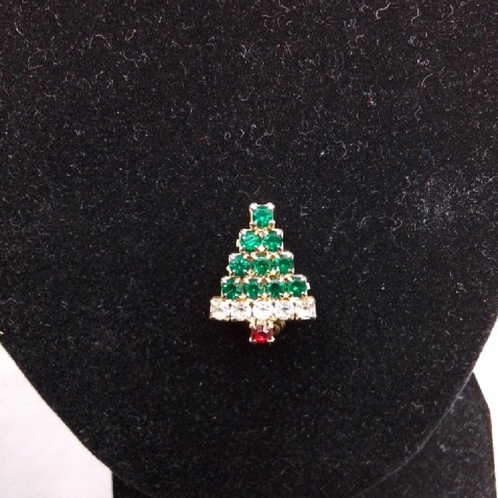 Elegant Christmas Tree Brooch with Green and Red Accents